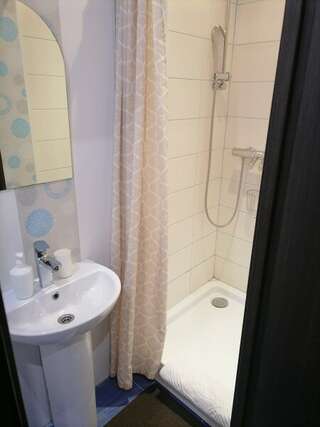 Гостиница Линдсей Москва эконом с раздельными кроватями и собственной ванной комнатой-4