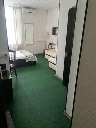 Гостиница Линдсей Москва Cемейный номер с собственной ванной комнатой-4