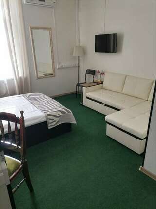 Гостиница Линдсей Москва Cемейный номер с собственной ванной комнатой-1